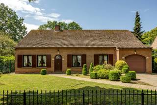 <strong>INDELING</strong><br />Bij het betreden van deze woning kom je in de inkomhal uitgerust met gastentoilet en vestiaire. De ruime leefruimte met aansluitend de veranda geeft een mooi zicht op de zuidwest gerichte tuin. Langs de woonkamer ligt de gesloten keuken met koele berging. Verder zijn er op het gelijkvloers nog 2 slaapkamers, een badkamer met ligbad, wastafel en toilet. Tot slot is er nog een inpandige garage en een ruime wasplaats.<br />De zolderverdieping biedt uitbreidingsmogelijkheden.<br />Achteraan op het perceel staat nog een garage met overdekt terras of werkplaats.<br /><br /><strong>BIJZONDERHEDEN</strong><br />De woning is volledig uitgerust met rolluiken. Met een EPC score D is er geen renovatieplicht. <span>De vermelde “bewoonbare oppervlakte” is gebaseerd op de “bruikbare vloeroppervlakte” zoals vermeld in het EPC.</span><br /><br /><strong>POSITIEVE ASPECTEN</strong><br />Zuid-west gericht<br />Uitbreidingsmogelijkheden<br />Mooi uitzicht<br />Ruim bijgebouw <br />Naar eigen smaak op te frissen