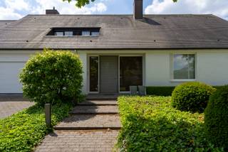 Deze ruime en uitstekend onderhouden villa combineert naadloos het comfort van een privéwoning met de mogelijkheden van een professioneel gedeelte. Dankzij de aparte privé- en beroepsingang blijven wonen en werken volledig gescheiden, wat deze woning perfect maakt voor een zelfstandige praktijk of kantoor aan huis.<br /><br />Bij binnenkomst van het privégedeelte ervaart u direct de verfijnde afwerking en het comfort. Je treft er een ruime inkomhal met vestiaire en gastentoilet,<br /><br />De leefruimte is voorzien van een sfeervolle gashaard en grote raampartijen, die zorgen voor veel lichtinval en een prachtig uitzicht op de tuin. In de zomer garanderen twee elektrische zonneluifels en zonnescreens steeds voor een aangenaam binnenklimaat.<br /><br />De ruime keuken met een gezellige zithoek biedt uitzicht op de zijdelingse tuin en toegang tot de tuin via een schuifraam (voorzien van een zonnescreen). Vanuit de keuken is er een doorgang naar de kelder, de bovenverdieping en de uiterst verzorgde bijkeuken.<br /><br />De bovenverdieping biedt een overvloed aan comfort en een praktische indeling. De master bedroom, gelegen aan de tuinkant, uitgerust met airconditioning, een royale badkamer, een dressing en een bureauruimte.<br /><br />Vervolgens zijn er in het midden van de bovenverdieping twee kinderslaapkamers die gebruik maken van een te delen tweede badkamer. Er is ook een polyvalente ruimte, dit kan perfect een hobbykamer/speelkamer worden voor de kinderen, op heden wordt deze gebruikt als bureau.<br /><br />Een ruime vierde slaapkamer treffen we helemaal aan de voorzijde, met een eigen badkamer en directe verbinding naar het praktijkgedeelte.<br /><br />Alle kamers op de bovenverdieping zijn voorzien van ingemaakte kasten en airco.<br /><br />Deze villa beschikt over een ruime, zonnige tuin met volgroeide bomen, struiken en planten, wat absolute privacy garandeert. De tuin is uitgerust met verlichting en een sproeisysteem. <br /><br />Het verwarmde zwembad met warmtepomp en automatisch rolluik wordt omringd door een stijlvol poolhouse met een douche en ruimte voor zitkussens en badbenodigdheden. Aan de zijkant bevindt zich een extra tuin met fietsen- en tuinberging. Achteraan is er een tuinpoortje voor het plaatsen van de groenbak aan de straatkant.<br /><br />De inpandige garage biedt plaats aan twee wagens en is voorzien van een automatische poort.<br /><br />Het praktijkgedeelte heeft een aparte inkom en biedt de volgende faciliteiten: Een centrale ruimte met wachtzaal, toilet, bureel en voormalige behandelruimtes. Een bijkeuken en een voorraadruimte. <br /><br />Het volledige praktijkgedeelte is onderkelderd, wat extra opslagruimte bied.<br /><br /><br />Waarom net dit aanbod overwegen?<br /><br />-> uitstekende ligging<br />-> 4 slaapkamers (extra slaapkamers mogelijk)<br />-> 3 badkamers<br />-> verwarmd zwembad met poolhouse<br />-> prima EPC<br />-> dubbele garage<br />-> zonneterras<br />-> airco<br />-> ruime praktijkruimte<br />-> 3 parkeerplaatsen<br />-> dicht bij trein- en busverbindingen<br /><br />Interesse -> 0486 05 88 88<br />Attesten & documenten -> www.nestr.be<br /><br />De geafficheerde prijs betreft een vanaf prijs. Kom langs en doe een passend bod.***