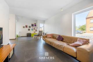 Voor meer info en foto’s, surf naar www.swevers.be – In het hart van Leopoldsburg, in een rustige en kindvriendelijke wijk, vind je deze instapklare open bebouwing uit 2017. De woning ligt op een zuidgericht perceel van 9a 31ca en biedt met 225 m² bewoonbare oppervlakte alle ruimte voor een gezin of thuiswerkend koppel. Op het gelijkvloers zorgen de lichtrijke zithoek, eetkamer en moderne keuken met kookeiland voor een open en aangename leefruimte van bijna 60 m². Een aparte bureau, berging, en gastentoilet maken het plaatje compleet. Boven bevinden zich drie ruime slaapkamers, waaronder een master met dressing, en een stijlvolle badkamer met bad, dubbele wastafel en toilet. Dankzij zonnepanelen, ventilatiesysteem en regenwaterrecuperatie woon je hier energiezuinig en comfortabel. De tuin is onderhoudsvriendelijk met automatisch besproeiingssysteem en biedt veel zonlicht, ook binnen. De ligging is top: winkels, scholen en openbaar vervoer zijn vlakbij. Deze moderne woning biedt rust, ruimte en praktisch comfort op een centrale locatie. Voor meer informatie, bel 011 255 155. Bron bewoonbare oppervlakte: EPC – verslag.