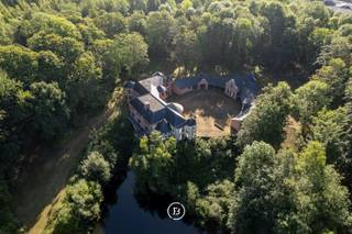 Superbe propriété à proximité de Tournai, sise sur un domaine de 105.000 m².Ce nouveau domaine de 650 m², livré en gros œuvre fermé, garantit une...