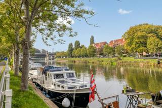Prachtig afgewerkte en bijzonder ruime appartement is gelegen op een fantastische locatie aan de Houtkaai en combineert ruimte, comfort en luxe. Het appartement beschikt over twee uitzonderlijk ruime slaapkamers, elk voorzien van een eigen badkamer. Daarnaast zijn er twee royale leefruimtes, die zorgen voor een aangenaam gevoel van ruimte en tal van mogelijkheden bieden voor de inrichting.<br />De open, volledig ingerichte keuken is uitgerust met alle nodige toestellen en voorzieningen. Het volledige appartement werd bovendien met veel aandacht voor kwaliteit en afwerking gerealiseerd.<br /><br />Vanuit beide leefruimtes geven grote schuiframen rechtstreeks toegang tot de terrassen, waar u dankzij de gunstige ligging de hele dag door van de zon kunt genieten.<br />Ook aan bergruimte is er geen gebrek. Naast de vele opbergmogelijkheden in het appartement zelf beschikt u over een privatieve kelder. <br /><br />Een absolute troef is de privatieve garagebox, die optioneel kan worden aangekocht voor € 60.000. Dankzij de vlotte bereikbaarheid en het eenvoudige inrijden biedt deze garagebox extra gebruiksgemak en vormt ze een mooie aanvulling op het dagelijkse wooncomfort.<br /><br />Indeling van het appartement (101m²):<br />- Inkomhal (7m²)<br />- Apart gastentoilet (1,5m²)<br />- Technische ruimte (1m²)<br />- Praktische berging (3,5m²)<br />- Slaapkamer met ensuite badkamer (17m²)<br />- Tweede slaapkamer met ensuite badkamer (16m²)<br />- Royale leefruimte (32m²)<br />- Gezellige ontbijthoek (13m²)<br />- Functionele keuken (7m²)<br />- Terras met prachtig zicht op kanaal (8m²)<br />- Terras met zicht op binnenkoer (8m²)<br /><br />Extra troeven:<br />- Privatieve ondergrondse kelder<br />- Privatieve garagebox <br /><br />Interesse?<br />Twijfel zeker niet om mij te contacteren om een plaatsbezoek in te plannen.<br /><br /><br /><br />Bestuursmaatregelen in het maatregelenregister: nee