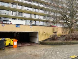 <p><strong>Gesloten parkeerplaats in overdekte parkeergarage, Bracopslaan, Anderlecht</strong></p><p>Vlot bereikbare en beveiligde parking in de overdekte gemeenschappelijke parkeergarage aan de Bracopslaan 201-205 te Anderlecht. De garage is afgesloten met een garagepoort en biedt een bruikbare oppervlakte van 2,34 m x 5,16 m, ruim genoeg voor een personenwagen met extra bergruimte.</p><p>De parkeerplaats is momenteel verhuurd aan 104 euro per maand, wat dit aanbod ook interessant maakt als kleine opbrengsteigendom.<br /><br />Mits afspraak worden bezoeken ter plaatse georganiseerd.<br /><br />Deze parkeerplaats is vlot toegankelijk en gelegen in de nabijheid van de R0.</p>