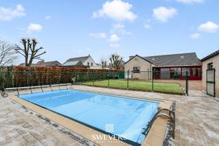 Voor meer info en foto’s, surf naar www.swevers.be – Welkom in deze ruime, vrijstaande woning aan Bovenstraat 26/001 in Heusden-Zolder. Gebouwd...