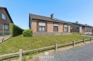 Voor meer info en foto’s, surf naar www.swevers.be – Op zoek naar een open bebouwing met een praktische indeling en uitbreidingsmogelijkheden? Dan is deze woning aan de Zangstraat 2 in Wellen zeker een bezoek waard. Deze gelijkvloerse woning uit 1979 biedt 144 m² bewoonbare oppervlakte op een perceel van 585 m². De lichtrijke leefruimte van 31 m² sluit aan op een ruime keuken van 16 m², die alle mogelijkheden biedt om een moderne leefkeuken te creëren. Verder zijn er drie volwaardige slaapkamers, een badkamer en een praktische berging.<br />Een grote troef is de volledige onderkeldering van 94 m. Ook de inpandige garage van 28 m² bevindt zich hier. Daarnaast beschikt de woning over een geïsoleerde zolder met uitbreidingspotentieel voor extra woonruimte.<br />De tuin met noordoostelijke oriëntatie biedt voldoende ruimte om een terras of gezinsvriendelijke tuin aan te leggen. Zonnepanelen, rolluiken en de geïsoleerde zolder zorgen bovendien voor extra comfort.<br />Ook de ligging is aantrekkelijk. Het centrum van Wellen ligt op minder dan 2 km, scholen op 1,5 km en ontspanningsmogelijkheden op ongeveer 1 km. Openbaar vervoer bevindt zich op slechts 150 meter en de snelwegen zijn vlot bereikbaar op ongeveer 12 km. Een woning met een solide basis, veel bergruimte en tal van mogelijkheden voor wie comfortabel gelijkvloers wil wonen. Voor meer informatie, bel 011 255 155. Bron bewoonbare oppervlakte: EPC – verslag.