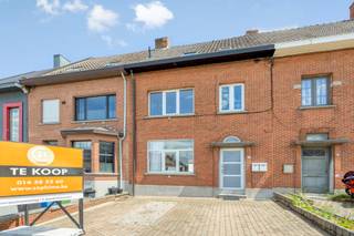 <p>Deze meergezinswoning, opgedeeld in twee appartementen, bevindt zich op een gunstige en centraal gelegen locatie in Aarschot. Je woont hier op korte afstand van het centrum, met winkels, scholen, openbaar vervoer en belangrijke invalswegen binnen handbereik. Het pand vormt daardoor een interessante keuze voor investeerders of voor wie op zoek is naar extra woonruimte, bijvoorbeeld voor een inwonend familielid.<br /><br />Het gelijkvloerse appartement beschikt over een lichtrijke leefruimte, een functionele keuken, een badkamer en een kleine slaapkamer. Achteraan bevindt zich een gezellig privétuintje, waar men in alle rust van de buitenlucht kan genieten.<br /><br />Het appartement op de 1e verdieping omvat een ruime leefruimte, keuken, 1 badkamer , 1 slaapkamer en een mooie afgewerkte zolderruimte met aparte kleine badkamer met WC en een ruimte waar je nog 2 of 3 slaapkamers kan maken. <br /><br />Dankzij de duidelijke scheiding tussen beide woonunits behoudt elke bewoner zijn eigen privacy, wat het pand bijzonder geschikt maakt voor opbrengstverhuur of dubbele bewoning.<br /><br />Interesse? Boek dan snel je bezoek ter plaatse via ellen@sophimo.be of +32 497 86 72 51</p>