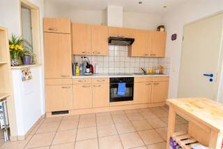 <h1><span>Instapklare woning met garage en tuin op centrale ligging in Baasrode</span></h1><p><span>Deze charmante en instapklare woning is gelegen aan het Dorpsplein van Baasrode, op een centrale en bijzonder praktische locatie. Winkels, scholen en andere dagelijkse voorzieningen bevinden zich op wandelafstand, waardoor deze woning zowel voor gezinnen als investeerders een interessante opportuniteit vormt.</span></p><p><span>Op het gelijkvloers beschikt de woning over een inkomhal die toegang geeft tot de ruime en lichtrijke leefruimte. Aansluitend bevindt zich de open, volledig ingerichte keuken, voorzien van onder- en bovenkasten, koelkast, dampkap, fornuis, oven en gootsteen. Verder vinden we op deze verdieping een badkamer met ligbad en lavabo, een afzonderlijk toilet en twee praktische bergruimtes. Eén van deze ruimtes beschikt over een aansluiting voor de wasmachine.</span></p><p><span>Achteraan geniet de woning van een aangename koer en tuin, een fijne buitenruimte om in alle rust te genieten. Bovendien beschikt de woning over een garage, die bereikbaar is via de achterliggende straat.</span></p><p><span>Op de eerste verdieping bevinden zich drie slaapkamers en een afzonderlijk toilet. Daarnaast zijn er nog een zolder en kelder aanwezig, waardoor er aan bergruimte geen gebrek is. Een bijkomende troef is het vernieuwde en geïsoleerde dak uit 2015.</span></p><p><span>De woning wordt momenteel verhuurd aan 750 per maand en biedt hierdoor eveneens mogelijkheden als investering.</span></p><p><span>Bent u op zoek naar een instapklare woning met drie slaapkamers, garage en tuin op een centrale locatie in Baasrode? Dan is een bezoek zeker de moeite waard.</span></p><p><span>Bezoekdag op 30 september.</span><span> Een bezoek kan eenvoudig online ingepland worden via onze website.</span></p>