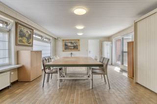 Cette maison individuelle bien entretenue sur 941 m² comprend 5 pièces et une salle polyvalente avec entrée séparée, idéale pour un bureau, une...