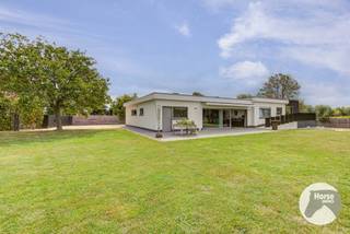 <p>MEISE - Instapklare hedendaagse woning op ruim 30 are – uitzonderlijk rustig gelegen<br /><br />Rust, ruimte en hedendaags wooncomfort komen hier perfect samen. De woning is gelegen in het charmante Rossem, een landelijk deel van Meise, op een royaal perceel van ruim 30 are in agrarisch gebied. Als laatste woning in een doodlopend straatje geniet u hier van uitzonderlijke rust, zonder doorgaand verkeer, omgeven door groen en met een heerlijk gevoel van privacy en vrijheid.<br /><br />Deze instapklare, vrijstaande woning valt op door haar strakke architectuur, mooie materialen en royale volumes. Het hart van de woning is de ruime leefruimte, waar de open keuken met groot kookeiland, eetplaats en zithoek mooi in elkaar overvloeien. Een praktische bijkeuken zorgt voor extra comfort. Grote raampartijen brengen veel natuurlijk licht binnen en versterken het contact met de tuin. De haard met warme houtaccenten vormt een sfeervolle blikvanger.<br /><br />De woning beschikt over vier ruime slaapkamers, waaronder een comfortabele master bedroom met zicht op de tuin.<br /><br />Een verrassende extra troef bevindt zich op kelderniveau: een royale, nog vrij in te richten polyvalente ruimte. Ideaal als mancave, thuisbioscoop, hobbyruimte, fitness of ontspanningsruimte.<br /><br />Naast de inpandige garage beschikt de eigendom over een ruime vrijstaande garage, die zich uitstekend leent als atelier, werkplaats of hobbyruimte.<br /><br />Buiten komt de uitzonderlijke ligging volledig tot haar recht. Het perceel van ruim 30 are biedt een royale tuin met prachtige aansluiting op het omliggende landelijke landschap en de open velden. Hier staan rust, privacy en buitenleven centraal.<br /><br /><span><strong>Enkele troeven:</strong></span><br /><br />- Instapklaar &amp; hedendaags – strakke architectuur, mooie materialen en royale leefruimtes<br />- Ruim 30 are groot perceel met open, landelijk karakter<br />- Uitzonderlijke ligging – laatste woning in een doodlopend straatje, zonder doorgaand verkeer<br />- Extra mogelijkheden – grote polyvalente kelderruimte, ideaal als mancave, cinema of hobbyruimte<br />- Twee garages – inpandige garage én ruime vrijstaande garage met potentieel als atelier<br /><br />Deze woning combineert modern wooncomfort, uitzonderlijk veel ruimte en landelijke rust op een unieke locatie<br /><br />Wens je een bezoek in te plannen? Neem dan zeker contact op via 053/60.65.66.</p>