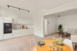 <p>Wonen in het <strong>hart van Antwerpen</strong>, met alles binnen handbereik. De <strong>Plantin en Moretuslei</strong> combineert stedelijke levendigheid met een uitstekende verbinding naar het centrum en de belangrijkste invalswegen. Winkels, horeca en <strong>openbaar vervoer</strong> liggen op wandelafstand, voor wie volop van de stad wil genieten.</p>
<p>Het appartement is volledig gerenoveerd in <strong>2026</strong> en bevindt zich in een verzorgd gebouw van vijf verdiepingen. Met <strong>95 m²</strong> biedt het een royale indeling: een indrukwekkende <strong>leefruimte van 41 m²</strong>, een moderne <strong>witte keuken</strong> met inductievuur, twee <strong>slaapkamers</strong> (11 en 11 m²) en een aparte <strong>bureau</strong> als thuiswerkplek of hobbyruimte. En dan is er nog de mogelijkheid tot een <strong>prachtig dakterras</strong>, met uitzicht over de stad.</p>
<p>De zuidgerichte gevel zorgt voor een warme, natuurlijke lichtinval die het interieur ten volle tot zijn recht laat komen. <strong>Nieuw parket</strong>, een wit-met-zwart kleurenpalet en een strakke keuken geven dit appartement een frisse en tijdloze uitstraling. Instapklaar, comfortabel en op een locatie waar de stad voor uw deur ligt.</p>