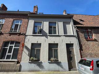 Charmante Brugse woning met 2 slaapkamers en een gezellige stadskoer, gelegen in het rustige Sint-Gilliskwartier, nabij de Gouden Handrei en het Jan van Eyckplein en met een vlotte verbinding naar de Ring.
Indeling: inkomhal, sfeervolle leefruimte met gashaard, ingerichte keuken met toegang tot de stadskoer en een kleine kelder.
Op de eerste verdieping bevinden zich een ruime slaapkamer en een badkamer met douche, lavabo en toilet. De tweede verdieping omvat een grote tweede slaapkamer onder het gebinte.
Verwarming op aardgas. EPC: 399 kWh/m². Asbestveilig.
Een ideale starterswoning of een perfect tweede verblijf in het historische hart van Brugge.
