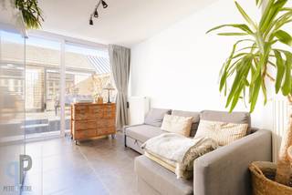 Breng een bezoek aan deze energiezuinige en totaal gerenoveerde woning. Deze woning omvat een inkomhall met gastentoilet, technische berging en een ingerichte keuken. Verder is er een eetplaat en zitplaats, met toegang tot een aangelegd terras met ruime tuinberging. De eerste verdieping omvat 2 slaapkamers en een badkamer. De zolderverdieping is afgewerkt als 1 grote kamer en een bureauruimte! Achteraan de woning vinden we een leuke stadstuin. Grote troeven zijn hier de ligging, tuin, energiescore B, zonnepanelen en conforme elektriciteit. Kortom super instapklaar, ideaal als starterswoning of investering naar verhuur! Voor meer inlichtingen of een bezoek, contacteer Veronique 0483/676579