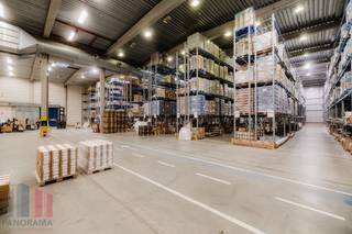 Deze logistieke unit biedt een totale oppervlakte van 2.795 m² magazijnruimte, aangevuld met 293 m² mezzanine en de mogelijkheid tot...