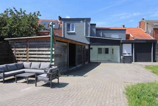 Zoek je een volledig gerenoveerde instapklare woning met heel veel ruimte en vele mogelijkheden? Wil je daarenboven graag een grote tuin en zit je graag overal vlakbij? Hier is het allemaal aanwezig. 5 slaapkamers, mogelijkheid tot 7 slaapkamersdJe kan deze woning perfect gelijkvloers bewonen: door de aanwezigheid van een badkamer en 2 slaapkamers (of slaapkamer en dressing), is dit perfect mogelijk. Op de verdieping kan je het invullen zoals je zelf wil: extra slaapkamers (tot 5!) voor het gezin, een 'eigen' ruimte voor de kinderen, kleinkinderen, logés (ja, want die hebben dan hun eigen badkamer), voor je hobby's.... Een huis dat ook veel privacy biedt aan zijn bewoners. Het mooie zuidgerichte perceel van 462 m² met de ZIJ-INGANG is eveneens een grote troef. Zeer gunstige ligging: vlakbij de invalswegen, vlakbij school (150 meter!), winkels (Bioplanet, Colruyt, Delhaize..),met super vlotte verbinding naar Nederland (Tilburg, Breda). Nuttig: 5 WC's aanwezig, 2 regenwaterputten van 10.000 liter (toiletten, wasmachine en buitenkranen), 19 Zonnepanelen: 7.980 Wp. Elektriciteit conform. Aardgas in de straat. Niet gelegen in een overstromingsgebied. P- en G-score A. Geen erfgoed. Kom snel kijken naar het potentieel van deze woning!