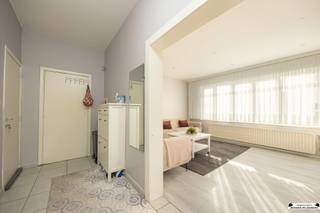 <p>Dit gerenoveerde appartement, gelegen op de derde verdieping, combineert comfort, ruimte en lichtinval. Met een bewoonbare oppervlakte van 92 m² en twee ruime slaapkamers is dit de ideale woonst voor wie op zoek is naar een instapklaar appartement.</p><p>Via de inkomhal krijgt u toegang tot de lichtrijke leefruimte. Aan de overzijde van de gang bevindt zich de volledig ingerichte keuken, uitgerust met alle noodzakelijke toestellen en met voldoende ruimte om een gezellige eettafel te plaatsen.</p><p>Het appartement beschikt over twee bijzonder ruime slaapkamers, beide voorzien van een laminaatvloer. De badkamer is praktisch ingericht met een douche, wastafel en toilet.</p><p>Ook op technisch vlak biedt dit appartement interessante troeven: het beschikt over een EPC-label C, een conforme elektrische installatie en is bovendien asbestveilig (maar mogelijk niet asbestvrij).</p><p>Wenst u graag een bezichtiging? Plan ze rechtstreeks in via miete@janssenenjanssen.be </p>