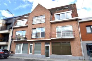 Op een absolute toplocatie in het centrum van Gullegem, vlakbij winkels, horeca, scholen en een bushalte, bieden wij u dit uniek investeringspand...