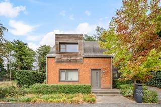 In de Raapstraat in Koersel vinden we deze verrassend ruime woning met een eigenzinnige architectuur en een bijzonder aangename woonbeleving. De oorspronkelijke woning werd grondig aangepakt en uitgebreid, waarbij grote raampartijen, open leefruimtes en een combinatie van baksteen en hout voor een karaktervol geheel zorgen.<br />Binnen vallen vooral de ruime woonkamer met rechtstreeks contact naar de tuin en de volledig uitgeruste keuken met groot kookeiland op. Ook de buitenruimte is mooi: de woning beschikt over een aangelegde, groene tuin met terras en veel privacy.<br /><br />Een absolute troef is de nabijheid van de historische mijnomgeving. Vanuit de Raapstraat bereikt u vlot de Mijnterril van Beringen en het omliggende natuurgebied, met een uitgebreid netwerk van wandel- en fietsroutes. Zo woont u in een groene omgeving, terwijl ook het centrum en de dagelijkse voorzieningen goed bereikbaar blijven.<br /><br />INDELING:<br /><br />Gelijkvloers (±117m²):<br />- Inkomhal met trap naar verdieping<br />- Ruime leefruimte met eetplaats<br />- Grote raampartijen en rechtstreeks zicht op de tuin, pelletkachel<br />- Volledig uitgeruste keuken met ruim kookeiland<br />- Berging<br />- Voorraadkelder<br />- Bureelruimte vooraan de woning<br /><br />Verdieping (±70m²):<br />- Nachthal<br />- Slaapkamer<br />- Slaapkamer<br />- Badkamer met inloopdouche, breed lavabomeubel en toilet<br /><br />Buiten:<br />- Aangelegde en groen omzoomde tuin<br />- Ruim terras aansluitend op de leefruimte<br />- Autostandplaats<br /><br />TROEVEN:<br />- Grondig gerenoveerd en uitgebreid<br />- Opvallende architectuur met mooie materiaalcombinaties<br />- Veel natuurlijke lichtinval<br />- Natuur op wandelafstand<br />- AREI conforme elektriciteit<br />- Aangename omgeving met veel groen<br />- Beringen centrum op 10 minuten met de wagen<br /><br />Stedenbouwkundige inlichtingen in aanvraag.
