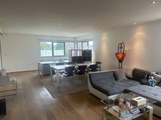 <p><span><span> </span></span></p><p><span><span>Ruim duplexappartement van 115m² met 3 slaapkamers te Eine.</span></span></p><p><span><span> </span></span></p><p><span><span>INDELING</span></span></p><p><span><span> </span></span></p><p><span><span>Op de eerste verdieping bestaat het appartement uit een inkomhal met toilet en berging, grote living met open keuken en aparte berging.</span></span></p><p><span><span>Op de tweede verdieping heb je 3 slaapkamers en een badkamer met bad, douche en toilet.</span></span></p><p><span><span>Het appartement heeft achteraan een groot terras.</span></span></p><p><span><span>Beneden hoort er een staanplaats bij het appartement.</span></span></p><p><span><span> </span></span></p><p><span><span>PRAKTISCH</span></span></p><p><span><span>Het appartement is beschikbaar vanaf 1/12/26</span></span></p><p><span><span>Vraag uw bezoek aan via onze site immodhondt.be</span></span></p>