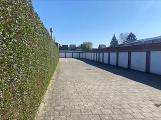 Op zoek naar een stabiel en rendabel opbrengsteigendom? Dit garagecomplex omvat 21 garageboxen en een magazijn van 50m². Gesitueerd op een perceel...