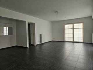 BEZOEK AANVRAGEN ENKEL MOGELIJK VIA VOLGENDE LINK: https://mijnhuurprofiel.be/property/7aa71144-cc0e-4a02-ba53-fc10237edf61/overzicht<br /><br />Dit appartement is gelegen in het centrum van Lichtaart op wandelafstand van winkels, scholen, openbaar vervoer, horeca...<br /><br />Dit appartement is gelegen op de 1ste verdieping en is voorzien van alle comfort. Via de inkomhal kom je in de leefruimte met open keuken die is uitgerust met een kookplaat, afzuigkap, koelkast, vaatwasser, oven en voldoende opbergruimte. <br /><br />De nachthal geeft toegang tot de 2 slaapkamers, wasplaats, gastentoilet en badkamer, deze is voorzien van een douche, ligbad en dubbele wastafel in meubel.<br /><br />In de kelder is een berging en autostaanplaats inbegrepen.<br /><br />Huurprijs: €1.000/maand | gemeenschappelijke kosten: €50/maand | beschikbaarheid: onmiddellijk | EPC: 97 kWh/m² (label A)