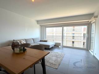Dit volledig gerenoveerde appartement met twee slaapkamers is gelegen in een rustige straat op slechts 10 minuten wandelen van het strand. Het appartement beschikt over een ruime inkomhal, een lichtrijke woonkamer met open keuken en een praktische berging. Geniet bovendien van twee terrassen, zowel aan de voor- als achterzijde. Fietsenberging aanwezig. Een prachtig appartement op een uitstekende ligging! Maandelijkse kosten : € 800 huur +  € 125 syndic (inclusief voorschotten op de verwarming). Beschikbaar vanaf 15 september 2026. Voor alle info en bezoek : www.ensor.immo