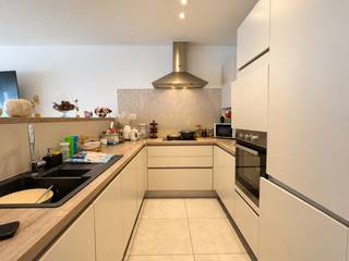 Dit ruime gelijkvloerse (rolstoelvriendelijke) appartement van 86 m² is momenteel verhuurd via Thuiswest (sociaal verhuurkantoor) en vormt een interessante opportuniteit voor wie op zoek is naar een vastgoedinvestering met lopende verhuur en of iemand die iets zoekt om zelf na enkele maanden in te wonen.<br />Dankzij de volledig privatieve toegang, los van de gemeenschappelijke inkom, draagt dit appartement niet bij in de syndicuskosten.<br />De indeling is als volgt: een overdekte inkomruimte met privatieve voordeur, inkomhal met plaats voor een jassen- en schoenenrek, gevolgd door een schuifdeur naar de ruime en lichtrijke leefruimte met grote raampartijen. Aansluitend bevindt zich de moderne open keuken met toestellen en een praktische berging.<br />Verder beschikt het appartement over een afzonderlijk toilet, twee volwaardige slaapkamers en twee badkamers. De eerste badkamer is uitgerust met wastafel en douche. De grote slaapkamer biedt toegang tot de achterzijde van het gebouw. De tweede slaapkamer sluit aan op een ruime badkamer met ligbad, dubbele lavabo en toilet.<br />Aan de achterzijde bestaat bovendien de mogelijkheid om een privatieve autostaanplaats(en) aan te kopen voor € 10.000 per staanplaats.<br />De ramen werden vernieuwd in 2016 en er is elektrische verwarming ( epc c).<br />Interesse? Neem vrijblijvend contact op met Maggie via maggie@vastgoednorman.be of 0479 40 24 04.