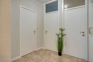 Volledig gerenoveerd appartement met 2 slaapkamers en prachtig uitzichtOp de zesde en tevens hoogste verdieping van Residentie Goudberg bevindt zich dit smaakvol vernieuwde en perfect onderhouden appartement.Via de ruime parking aan de achterzijde van het gebouw bereiken we de verzorgde inkomhal, vanwaar de lift ons naar het appartement brengt. Bij het binnenkomen treffen we een inkomhal met vestiairekast en een afzonderlijk gastentoilet.De lichtrijke leefruimte geniet dankzij het grote raam van een mooi uitzicht over het centrum van Wevelgem en de ruime omgeving. De open, recent vernieuwde keuken sluit naadloos aan op de woonkamer en creëert een aangename woonbeleving.Verder beschikt het appartement over twee volwaardige slaapkamers en een moderne badkamer uitgerust met een douche en een lavabomeubel.Aan de voorzijde bevindt zich een ruim terras waar u in alle rust kunt genieten van een indrukwekkend vergezicht.Als extra troeven beschikt het appartement over een praktische kelderberging en bestaat de mogelijkheid om een garagebox mee aan te kopen.Het appartement werd recent volledig gerenoveerd en beschikt over een conforme elektrische installatie. Dankzij het EPC-label C geldt bovendien geen renovatieverplichting.De centrale ligging is een absolute meerwaarde. Winkels, openbaar vervoer, de wekelijkse markt, het park, de bibliotheek en ruime parkeermogelijkheden bevinden zich allemaal op wandelafstand.Een instapklaar appartement voor wie comfortabel wil wonen in het hart van Wevelgem. Een garage is optioneel bij te kopen voor 18.000 €