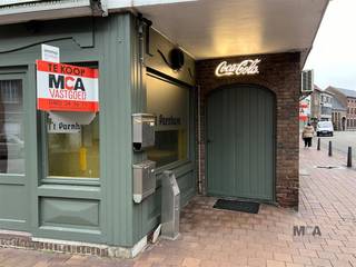 Diepenbeek.  Multifunctioneel gebouw gelegen centrum Diepenbeek, bestaande uit: * een commercieel gelijkvloers * een conciërgewoning (128 m²) * 2...