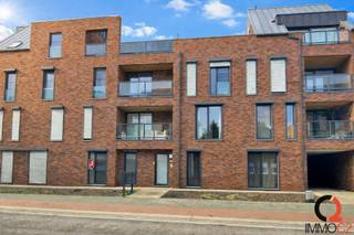 <strong>Duurzaam afgewerkt, spatieus én licht gelijkvloers appartement met zonneterras én tuin op een zeer rustige maar centrale ligging gelegen te Vorst-Laakdal. </strong><br /><br /><strong>Indeling:</strong><br />+ inkomhall<br />+ vestiaireruimte<br />+ apart gastentoilet<br />+ zeer ruime leefruimte met ingebouwde tv-kast en dressoir<br />+ volledig geïnstalleerde open keuken uitgerust met AEG kwaliteitstoestellen met aangebouwde tafel<br />+ zonneterras én tuintje<br />+ berging/wasplaats met ingebouwde kastruimte<br />+ 1 slaapkamer met ingebouwde kastruimte<br />+ 1 kamer ingedeeld als ingebouwde open dressingruimte<br />+ badkamer met modern lavabomeubel, inloopdouche én bad<br /><br /><strong>Energie &amp; technieken:</strong><br />+ E-peil: E28 (energiezuinig!)<br />+ EPB: 49kWh/m²/jaar - Label A<br />+ UC: 13053-G-DBA_2017060034/EP02357/A001/D01/SD003<br />+ Ventilatiestysteem type D<br />+ Verwarming op gas met vloerverwarming<br />+ Zonnepanelen aanwezig<br />+ Elektrisch bedienbare rolluiken aan de slaapkamer en dressing<br /><br /><strong>Extra troeven:</strong><br />+ Privatieve tuin met groot zonneterras en tuintje<br />+ Carport + autostaanplaats <br />+ Tuinberging is inbegrepen in de huurprijs!<br />+ Gemeenschappelijke fietsenberging aanwezig<br />+ Gemeenschappelijke overdekte afvalruimte aanwezig<br />+ Lage gemeenschappelijke kosten (€30/maand)<br /><br /><em>Gelegen in het centrum van <strong>Groot-Vorst (Laakdal)</strong>, nabij winkels, scholen, openbaar vervoer en op- en afrittencomplex <strong>E313</strong>.</em><br /><em>Een absolute aanrader voor jong én oud!! </em>