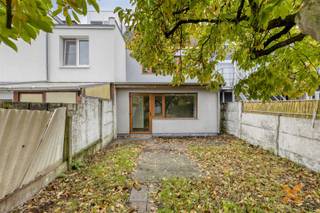 TOFFE OP TE FRISSEN GEZINSWONING MET OPRIT EN RUIME TUIN. Deze woning is gelegen op fietsafstand van de historische Gentse binnenstad...