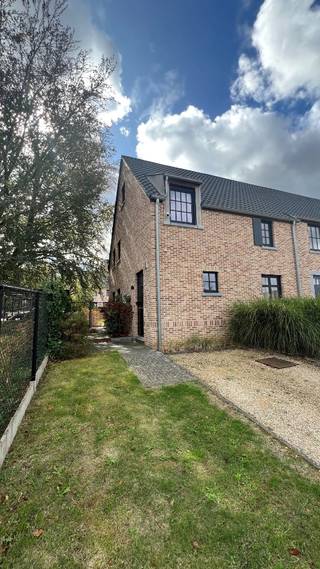 Recente nieuwbouwwoning in half open bebouwing met 4 slaapkamers, 2 badkamers, tuin, carport en staanplaats voor de woning te huur te Assent, Dorpsstraat 46 G.<br /><br />De woning is gelegen op 3a 50ca en heeft een bewoonbare oppervlakte van +/- 160m².<br /><br />Het gelijkvloers omvat een inkomhal met toilet, een vestiaire, een ruime woonkamer met veel lichtinval en open keuken. De woonkamer met parket geeft uit op de tuin met een schuifraam. De open keuken is voorzien van alle modern comfort, een afgesloten berging en geeft tevens toegang tot de tuin. In de berging is er een voorziening voor wasmachine, een uitgietbak en een losstaande diepvries. Het gelijkvloers is voorzien van vloerverwarming.<br />In tuin is een tuinberging voorzien en directe toegang tot de carport.<br /><br />Op de eerste verdieping zijn 3 slaapkamers, waarvan één voorzien van een ruimte voor een dressing, en een badkamer met lavabo, ligbad en douche. Tweede toilet.<br /><br />Op de tweede verdieping is de 4de slaapkamer en een 2de badkamer met ligbad en lavabo.<br /><br />Deze instapklare woning is voorzien van alle verlichting en raamdecoratie.<br /><br />Troeven van de woning :<br />- half open bebouwing met ruime tuin, carport en staanplaats voor de woning<br />- 4 slaapkamers<br />- 2 badkamers, 2 toiletten<br />- epc : A label<br />- vloerverwarming op het gelijkvloers<br />- goed gelegen en goede verbinding naar autosnelweg<br />- moderne uitstraling<br /><br />Huurprijs : 1.450 € per maand<br />Voor het plannen van een bezoek aan de woning kan u mij bereiken op 0476/952.716 of dimitri@alvast.be<br /><br /><br />Alle gegevens zijn louter informatief, onder elk voorbehoud, en voor zover het pand intussen niet verhuurd of verkocht is.<br />Dit pand wordt door ons geplaatst op volgende websites :<br />-www.alvast.be<br />-www.immoscoop.be<br />-www.zimmo.be<br />-www.spotto.be<br />Indien U het pand op andere websites zou aantreffen is dit niet door ons geplaatst en is de info mogelijk niet up-to-date.