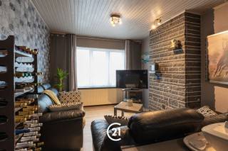 <p>Bent u op zoek naar een instapklare woning met 3 slaapkamers nabij het centrum van Gent? Dan hebben wij precies wat u zoekt!</p><p>De instapklare woning is gelegen aan de Palinghuizen in Gent, in een levendige en goed bereikbare buurt aan de rand van de Gentse binnenstad. In de nabije omgeving vindt u diverse winkels, scholen en dagelijkse voorzieningen. Ook het openbaar vervoer is uitstekend bereikbaar, met verschillende tram- en bushaltes in de omgeving. Daarnaast geniet u van een vlotte verbinding met het stadscentrum en de belangrijkste invalswegen. Ook voor wie graag fietst, is dit een interessante ligging, met het centrum van Gent en verschillende groene omgevingen op korte fietsafstand. Zo combineert deze woning een centrale ligging met een vlotte bereikbaarheid en alle nodige voorzieningen binnen handbereik.</p><p>Indeling:<br />GLV: Bij binnenkomst komt u terecht in de inkomhal, die toegang biedt tot de leefruimte. Aansluitend bevindt zich de keuken, voorzien van alle nodige voorzieningen. Daarnaast is er nog een extra ruimte die momenteel wordt gebruikt als berging.<br />1ste verdieping: Via de trap in de leefruimte bereikt u de nachthal, die toegang biedt tot een slaapkamer en de badkamer.<br />2de verdieping: Via de trap bereikt u de tweede verdieping. Hier bevindt zich een hal die toegang biedt tot twee ruime slaapkamers.<br />Daarnaast beschikt de woning over een droge kelder, ideaal als extra bergruimte.</p><p>Interesse? Contacteer ons gerust voor meer informatie of om een bezoek in te plannen.</p>