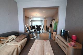 Dit uniek aanbod is gelegen in het hartje van Ardooie en heeft naast de woning met 3 slaapkamers nog extra troef, namelijk een volledig ingerichte studio op de bovenste verdieping.<br /><br />De woning beschikt over volgende ruimtes: de inkomhal, ruime woonkamer met open keuken, gastentoilet, wasplaats en een aparte ingang die rechtstreeks toegang biedt tot de tuin. Op de eerste verdieping bevinden zich 3 volwaardige slaapkamers en een ruime badkamer, uitgerust met een bad, douche, toilet en lavabo. Op de tweede verdieping bevindt zich de extra troef van deze woning, namelijk een volledig afgewerkte studio met ingerichte keuken en badkamer. Deze ruimte leent zich perfect als kangoeroewoning, inwonende tiener, bureau, ...  <br /><br />Het EPC-label C (227 kWh/m² jaar) zorgt voor een degelijke energieprestatie.<br />Daarnaast is er de mogelijkheid om twee garages (te bereiken via de tuin) aan te kopen voor €45.000. Dit maakt een grote meerwaarde voor de woning op vlak van parkeergelegenheid, opslagruimte, ...<br /><br />Bruikbare vloeroppervlakte volgens EPC: 190 m2<br />EPC: 227 kWh/m2 (UC: 0003774508)