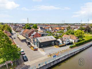 <p>Te koop: polyvalente bedrijfsruimte met showroom en veel potentieel in Zwevegem</p><p>Op een vlot bereikbare locatie in Zwevegem, in een rustige doodlopende straat nabij een belangrijke invalsweg, bevindt zich deze veelzijdige bedrijfsruimte met tal van mogelijkheden. Ideaal als magazijn, atelier, showroom of voor wie wonen en werken wil combineren.</p><p>Wat maakt dit pand uniek?<br />De bedrijfsruimte biedt een oppervlakte van ca. 264 m² (12 x 22 m) en is momenteel ingedeeld in verschillende ruimtes met lichte scheidingswanden. Deze kunnen eenvoudig verwijderd worden, waardoor één grote open werkruimte ontstaat. Verder beschikt het pand over een bureel, een ingerichte keuken, een apart toilet en centrale verwarming op aardgas. De sectionale poort (ca. 3,80 m breed en 3,40 m hoog) maakt de ruimte vlot toegankelijk voor leveringen en grotere voertuigen.</p><p>Via de ruime oprit bereikt u bovendien een afzonderlijke showroom of ontvangstruimte, ideaal voor klantencontact of een aparte kantoorfunctie. Op eigen terrein is er voldoende parkeergelegenheid.</p><p>Voor wie is dit ideaal?<br />Ideaal voor zelfstandigen, ondernemers of investeerders die op zoek zijn naar een flexibele bedrijfsruimte met uitbreidings- en ontwikkelingspotentieel.</p><p>Te koop via Immo Beguin, jouw vastgoedexpert sinds 2009, met kantoren in Ronse, Waregem, Kortrijk, Deinze, Doornik en Lessines.<br />Meer info of bezoek aanvragen via: feline@immobeguin.be</p>