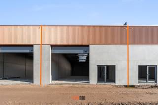 KMO-park Zilleghem bestaat uit 18 KMO-units en 2 kantoren, waarvan op heden nog maar enkele units te koop zijn! <br />Gelegen op het bedrijventerrein 'De Schatting', nabij de Torhoutsesteenweg met een goede verbinding naar de op- en afrit Ruddervoorde (E403). <br />Rondom het gebouw is een private weg aangelegd met privatieve parkeerplaatsen.<br />De KMO-units zijn geschikt voor zowel opslag als productie. Mogelijkheid om zonnepanelen te voorzien op het dak.<br /><br />Afwerking casco KMO-units :<br />- brandklasse C<br />- vrije hoogte van +/- 6,5 m<br />- staalconstructie in combinatie met een betonplint en geïsoleerde sandwichpanelen<br />- automatische sectionale poort (4,50 m B x 4,20 m H) met aparte toegangsdeur met glaspartij<br />- lichtstraat en polybetonvloer<br />- regenwater en septische put<br /><br />KMO-unit 1 op de hoek van het bedrijfsverzamelgebouw bestaat uit een gelijkvloerse verdieping (164 m²) en een lichtrijk kantoor op de eerste verdieping (164 m²).<br /><br />Voorziene oplevering Q4 2025.<br /><br />Voor meer info en inzage in de verkoopplannen of een bezoek ter plaatse : info@futurimmo.be - 0470 50 50 50.
