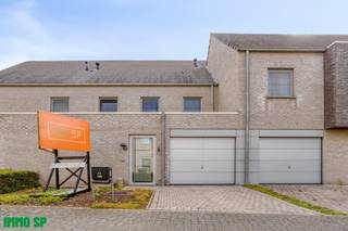 Recente woning in doodlopende en kindvriendelijke straat.Deze gesloten bebouwing van 2012 is gesitueerd in het centrum van Grobbendonk doch een...