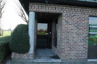 Op de weg van Wakken naar Wielsbeke is deze handelsruimte gelegen. De handelsruimte kan dienen als winkelruimte, kantoorruimte,... Vooraan...