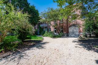 <strong>Exclusief gerenoveerd landhuis met authentieke kasteel allures op ca. 1.000 m² – een verborgen parel in het hart van de stad. Dit was de familiewoning van de bekende familie Wilford. Het<br />koetshuis met zijn apart kadasternummer kan een aparte entiteit worden, mits de nodige vergunningen.</strong><br /><br /><span><span>Achter een lange, statige oprijlaan en omgeven door een prachtig aangelegde tuin, ontvouwt zich deze ZEER uitzonderlijke eigendom <br />Gelegen midden in het centrum, maar met een ongeëvenaarde rust en volledige privacy, biedt dit exclusieve landhuis een unieke combinatie van grandeur, karakter en hedendaags wooncomfort.<br />Bij het betreden van de woning wordt u verwelkomd in een indrukwekkende inkomhal, waar de majestueuze trap en de prachtige authentieke glas-in-loodramen onmiddellijk de aandacht trekken en de toon zetten voor de rest van deze bijzondere eigendom.<br /><strong>Links</strong> bevindt zich een stijlvolle ontvangstruimte van circa <strong>50 m²</strong>, afgewerkt met een originele art-decoschouw, authentieke wandpanelen en een karaktervolle klok. Deze veelzijdige ruimte leent zich perfect als luxueus kantoor, ontvangstsalon, tweede leefruimte of praktijkruimte.<br />Aan de <strong>rechterzijde </strong>bevindt zich een sfeervolle bibliotheekkamer, die naadloos overgaat in een adembenemende leefruimte met prachtig marmeren authentieke  schouw, prachtig  raampartij ( raam is kunstwerk op zich) met  schitterend uitzicht op de tuin.<br />De  volledig ingerichte leefkeuken in landelijke stijl geniet eveneens van een prachtig tuinzicht. Aansluitend bevinden zich  een ruime was- en bergplaats.<br />Naast de woning bevindt zich het voormalige <strong>koetshuis met eigen kadasternummer </strong>, een karaktervol bijgebouw dat tal van mogelijkheden biedt. <strong>Mits de nodige vergunningen kan dit worden omgevormd tot een gastenverblijf, kangoeroewoning</strong>, praktijkruimte, kantooruimte of een volledig afzonderlijke woonentiteit!<br /><strong>Eerste verdieping</strong></span></span>
<ul>
	<li><span><span>vijf  ruime slaapkamers elk met een bijzondere sfeer </span></span></li>
	<li><span><span>twee stijlvolle knappe  badkamers ( 1 met douche en 1 met ligbad en douche, moderne badmeubel )</span></span></li>
	<li><span><span>een overvloed aan bergkasten en linnenkamer </span></span></li>
</ul>
<span><span><strong>Tweede verdieping</strong><br />De imposante zolderverdieping biedt uitzonderlijk veel potentieel. Dankzij de royale oppervlakte en de prachtige dakconstructie kan deze zonder moeite worden ingericht als meerdere extra slaapkamers, een luxueuze master suite, hobbyruimte, fitness, wellness, atelier of polyvalente leefruimte.</span><br /><br /><span><em><strong>Deze exclusieve residentie combineert historische charme, hoogwaardige renovaties en een uitzonderlijke ligging op een manier die zelden op de markt komt. Een eigendom met een bijzondere  uitstraling, waar authenticiteit, elegantie en hedendaags comfort elkaar perfect aanvullen en waar elke ruimte een gevoel van klasse en exclusiviteit uitstraalt.</strong></em></span></span><br />EPC 186  ELEK CONFORM<br />BEWOONBARE OPPERVLAKTE BIJNA 500M2 !!<br /><br />51 tal foto s te bekijken op www.immo-service.be 