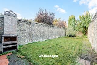Deze karaktervolle doch te renoveren woning is gelegen in het hart van de gegeerde woonwijk Kristus-Koning. Vanuit deze locatie sta je in een mum van tijd aan de, bakker, slager, scholen, belangrijkste invalswegen, centrum Brugge, openbaar vervoer, enz. <br /><br />Dit statige 'burgerhuis' van anno 1926 werd ontworpen door architect Henri Fonteyne en beschikt over een authentieke en royale façade.<br />De woning is weliswaar gedateerd maar biedt een degelijke basis om naar eigen/wens en smaak te verbouwen tot een prachtig geheel op toplocatie.<br /><br />De indeling op het gelijkvloers: een ruime inkomhal, een 2-ledige doorzon leefruimte bestaande uit een salonruimte en eethoek, annex gesloten keuken in de uitbouw met ontbijthoek, alsook een wasplaats en apart gastentoilet.<br />Vanuit de keuken begeven we ons naar de ruime en diepe tuin met aangenaam terras. De omvang van de tuin is voor zijn centrale locatie toch wel zeldzaam te noemen. <br /><br />Op de 1ste verdieping zijn er 2 volwaardige slaapkamers en een ruime badkamer aanwezig.<br />Op de 2e verdieping vinden we op vandaag een riante slaapkamer/polyvalente ruimte terug, een kleine kamer/dressing en een bureelruimte. <br /><br />Voorts is er nog een praktische inpandige garage en kelder aanwezig.<br /><br />Contacteer ons snel voor een bezoek aan dit schitterende eigendom in Kristus-Koning via info@delbecque.immo of 050 45 03 45.