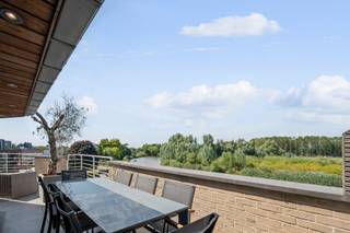 Uitzonderlijk appartement op een toplocatie in Hamme! Door zijn oppervlakte van 236m² geniet u van royaal veel ruimte en comfort. De absolute...