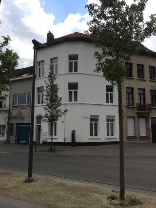 Mooi gerenoveerd appartement met zicht op Park Spoor Noord.Op wandelafstand van het MAS.<br />1-slaapkamerappartement (43m2) op de 2 de verdieping met grote hoge ramen die uitzicht geven op het park.<br />Woonkamer met volledig uitgeruste keuken met vitrokeramische kookplaat,dampkap, vaatwasser,koelkast met vriesvak en heteluchtoven. De aparte slaapkamer is 11m2 met toegang tot een aparte badkamer met douche,wastafel,toilet,handdoekdroger en aansluiting voor wasmachine/droogkast. Op benedenverdieping bevindt zich nog een afgesloten fietsenstalling en een privékelder(4m2). Een mooie investering als eerste woning of voor studenten. Campus UA, Plantin hoge school en KDG zijn op fietsafstand makkelijk te bereiken. <br />Voor de deur is er veel parkeergelegenheid wat zeker een pluspunt is. <br />Het appartement is onmiddellijk beschikbaar en niet bemeubeld.