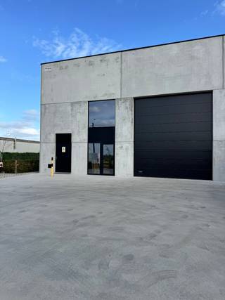 Deze loods is gelegen in de Barnestraat te Koekelare en bestaat uit: de werkruimte / opslagruimte - apart toilet - 2 parkeerplaatsen. <br /><br />Zowel geschikt voor opslag als voor werkplaats.<br /><br />Afmetingen Unit 1:<br />Poortbreedte 4,50 m<br />Poorthoogte 5 m<br /><br />Loods diepte 14,25 m<br /><br />AFWERKING:<br />- Automatische poort<br />- Nutsvoorzieningen<br /><br />Huurprijs 795 €/mnd + BTW.<br /><br />Vrij vanaf november 2026.