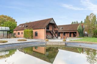 - Authentieke fermette op een perceel van 4.876 m²<br />- Prachtig landelijk verzicht<br />- Rustige ligging: Papestraat 60 in Ledegem<br />- Ruime leefruimte met open haard<br />- 5 slaapkamers en 2 badkamers<br />- Voldoende opbergruimte<br />- Handige wasplaats<br />- Binnenkoer uit kasseien, prachtige tuin met vijver, terras met barbecue<br />- Bijgebouwen: stallen, garages, atelier en zolders (totale oppervlakte: 163 m²)<br />- EPC: 470 kWh/m²/jaar, label E, UC: 3619326 (renovatieplicht van toepassing)<br />- Vanafprijs: € 699.000