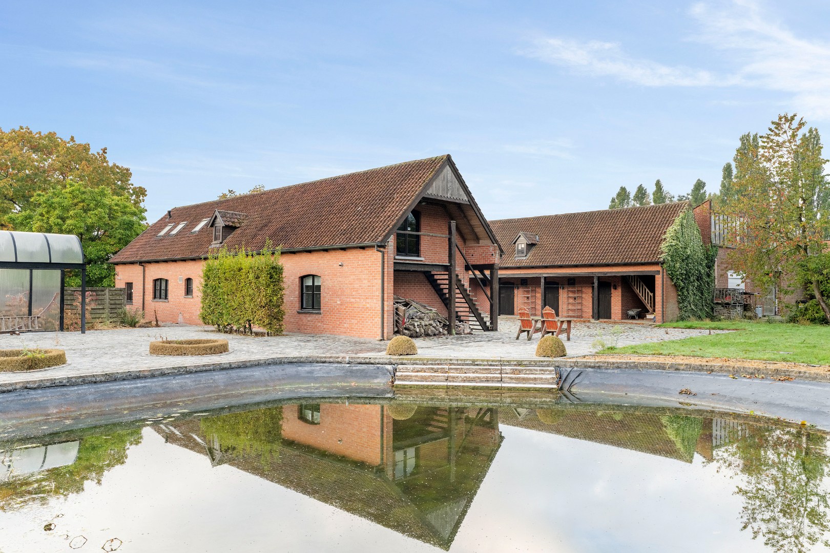 Karaktervolle hoeve met bijgebouwen en verzorgde tuin in Ledegem - foto 2