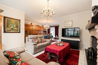 <p>Deze halfopen bebouwing combineert een aangenaam gevoel van ruimte en privacy met de warme uitstraling van een comfortabele gezinswoning. De woning beschikt over drie slaapkamers, een praktische indeling en een veranda die zorgt voor extra leefruimte en veel natuurlijk licht. De tuin vormt een mooie verlenging van de leefruimte en biedt volop mogelijkheden om buiten te ontspannen, gezellig te tafelen of te genieten van zonnige dagen. De garage is een belangrijke meerwaarde voor veilig parkeren aan de woning en extra opslagruimte voor fietsen of materiaal. Dankzij de functionele indeling en de aangename woonomgeving is dit huis een interessante keuze voor wie een woning in Beveren-Kruibeke-Zwijndrecht wil kopen.</p>

<p>Belangrijkste ruimtes:<br />• Living met aangename leefruimte en veel mogelijkheden voor een gezellige inrichting.<br />• Keuken uitgerust met dubbele spoelbak, dampkap en elektrische oven.<br />• Veranda met zonnewering en zicht op de tuin.<br />• Wasplaats met aansluiting voor wasmachine en droogkast.<br />• Apart toilet met handenwasser.<br />• Badkamer voorzien van ligbad en toilet.<br />• 3 slaapkamers geschikt als kinder-, logeer- of bureauruimte.<br />• Garage met praktische bergruimte en parkeermogelijkheid.<br />• Zolder met extra opslagmogelijkheden.</p>

<p>Troeven:<br />• Halfopen bebouwing met extra ruimtegevoel en privacy.<br />• Aangename tuin als verlengstuk van de leefruimte.<br />• Garage voor veilig parkeren en extra opslag.</p>