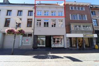 Dit luxueus afgewerkt duplex- appartement is ruim ingedeeld met o.a. twee slaapkamers, open keuken en ruim dakterras. Het appartement is geschikt voor alle leeftijden want de lift brengt u tot in het slaapkamer gedeelte. <br />Het appartement is momenteel verhuurd, dus ook ideaal voor de investeerder. <br /><br />De ligging in het hartje Maaseik op wandelafstand van de markt met gezellige restaurantjes en in de nabijheid van winkels, scholen, sportcentra,... is zeker een troef. Er is ook een private kelder -en fietsenberging aanwezig. <br /><br />=> Tweede verdieping<br />- Met de lift op trap kom je rechtstreeks in de aparte inkomhal met toegang tot het appartement <br />- Gezellige woonkamer met mooie parketvloer<br />- Ruim gastentoilet met fonteintje<br />- Zithoek bij de keuken, met zicht op het terras<br />- Praktisch ingerichte keuken voorzien van het nodige comfort<br />- Mooi, ruim dakterras, toegankelijk via het raam in de keuken <br /><br />=> Derde verdieping<br />- Overloop met vaste kastenwand met aansluiting voor wasmachine en droogkast<br />- Deze verdieping is tevens toegankelijk met de lift<br />- Twee ruime slaapkamers met parketvloer en vaste kastenwand<br />- Deels betegelde badkamer, ingericht met inloopdouche en enkele wastafel in modern badkamermeubel<br /><br />=> Indeling<br />- Gelijkvloers: gemeenschappelijke inkomhal, fietsenberging<br />- Tweede verdieping: inkomhal, apart gastentoilet, woonkamer, keuken met eethoek, dakterras<br />- Derde verdieping: overloop, twee ruime slaapkamers, badkamer<br />- Derde verdieping +1: toegankelijk via verplaatsbare ladder, open zolderruimte voor extra opbergruimte<br />- Kelder: kelderberging nr. 1