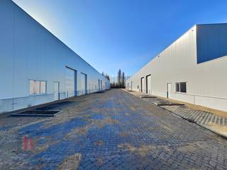 De casco loods van <strong>304 m²</strong> maakt deel uit van het KMO park " <strong>TINTERSWEGE</strong> " en heeft een <strong>vrije hoogte van 6 m</strong>, de unit is opgebouwd uit een staalstructuur met betonplint in combinatie met geïsoleerde sandwichpanelen en een geïsoleerd steeldeck. Het magazijn is toegankelijk via een automatische sectionale poort (4m B x 4,5 m H) en aparte toegangsdeur met bovenliggende raampartij. Daarnaast is de unit voorzien van een lichtstraat met rookluik (brandklasse C), LED-verlichting, aansluitingen voor water, elektriciteit (63A 3x400V), internet en afvoer.<br />Het project bestaat uit 14 KMO-units met oppervlaktes van 219 m² tot 440 m², eventueel samen te voegen tot grotere entiteiten. <br /><br /><strong>3 privatieve parkeerplaatsen inbegrepen !!!</strong><br />Beschikbaar bij akte.<br /><br />De site is gelegen aan de Brugse Steenweg (N371) met een snelle toegang tot de A11. Tevens zeer centraal gelegen om zowel regio Brugge als de kust vlot te kunnen bedienen.<br /><br />Contacteer <strong>PANORAMA B2B</strong> voor bijkomende inlichtingen of een vrijblijvend plaatsbezoek <strong>0479 70 70 73.</strong>