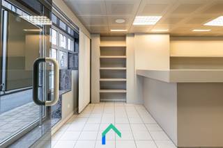 Algemeen<br />In het bruisende centrum van Meulebeke bevindt zich deze interessante eigendom met gemengd gebruik, bestaande uit een instapklare handelsruimte op het gelijkvloers en een ruim, gerenoveerd duplexappartement op de verdieping. Dankzij de centrale ligging met talrijke parkeermogelijkheden en de combinatie van wonen en werken biedt dit pand een bijzonder veelzijdige opportuniteit voor zowel investeerders als ondernemers.<br /><br />Indeling<br />De handelsruimte op het gelijkvloers werd momenteel ingericht als verzekeringskantoor en presenteert zich volledig instapklaar. Via de inkomhal komt u terecht in een ontvangstruimte met aansluitend twee kantoorruimtes, uitgerust met op maat gemaakte bureaus en kasten. Beide kantoorruimtes genieten van een aangename en natuurlijke lichtinval dankzij de combinatie van een lichtkoepel en grote raampartijen aan zowel de voor- als achterzijde van het gebouw. Verder beschikt de ruimte over een praktische kitchenette, berging en kelder, wat zorgt voor extra opslagmogelijkheden. Het aangename terras achteraan biedt bovendien een rustige en private buitenruimte. Het is onmiddellijk beschikbaar, waardoor een nieuwe activiteit hier zonder zorgen kan worden opgestart.<br /><br />Op de eerste verdieping bevindt zich het gerenoveerde appartement met een bewoonbare oppervlakte van maar liefst 142 m². Bij het betreden van het appartement komt u in de inkomhal met een praktische ingebouwde kastenwand waarin onder meer de technieken en aansluiting voor een wasmachine zijn voorzien. De leefruimte straalt warmte en gezelligheid uit dankzij de mooie laminaatvloer en geniet van een aangename lichtinval. De keuken sluit hier naadloos op aan en is volledig uitgerust met moderne toestellen waaronder een oven, koelkast, vaatwasser en inductiekookplaat. Het appartement beschikt over een ruime slaapkamer en een hedendaagse badkamer met inloopdouche en toilet. Via een vaste trap bereikt u de ruime zolder die tal van mogelijkheden biedt, bijvoorbeeld als extra opslagruimte of hobbyruimte.<br /><br />Troeven<br />* Instapklare handelsruimte<br />* Ruim duplexappartement<br />* Geen syndickosten<br />* Centrale ligging<br /><br />Interesse<br />Dit pand biedt een unieke kans om wonen en werken harmonieus te combineren op een topligging in Meulebeke. De ruime indeling, het instapklare karakter en de centrale ligging maken van deze eigendom een plek waar comfort, functionaliteit en toekomstmogelijkheden samenkomen. Een bezoek met Mathieu zal u ongetwijfeld overtuigen van het potentieel dat deze eigendom te bieden heeft. <br /><br />T: 0479 63 53 01<br />M: mathieu@gentill.be
