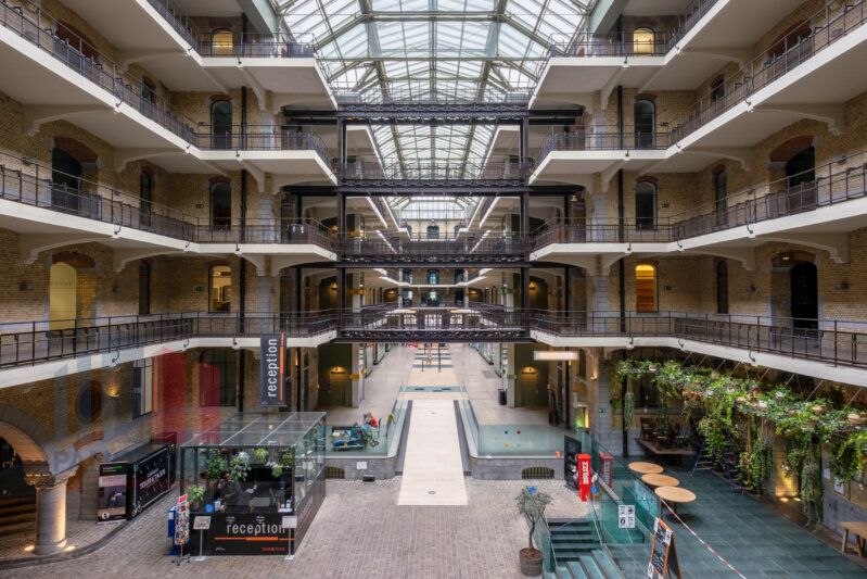 Authentic office of 430  m² in the centre of Brussels - photo 2