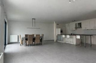 Dit ruim gelijkvloers appartement beschikt over een bewoonbare oppervlakte van ca. 120m² en combineert een praktische indeling met...