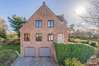 Ontdek deze ruime gezinswoning met praktijk- of kantoorruimte, ideaal voor wie wonen en werken wil combineren. De woning bevindt zich op een...